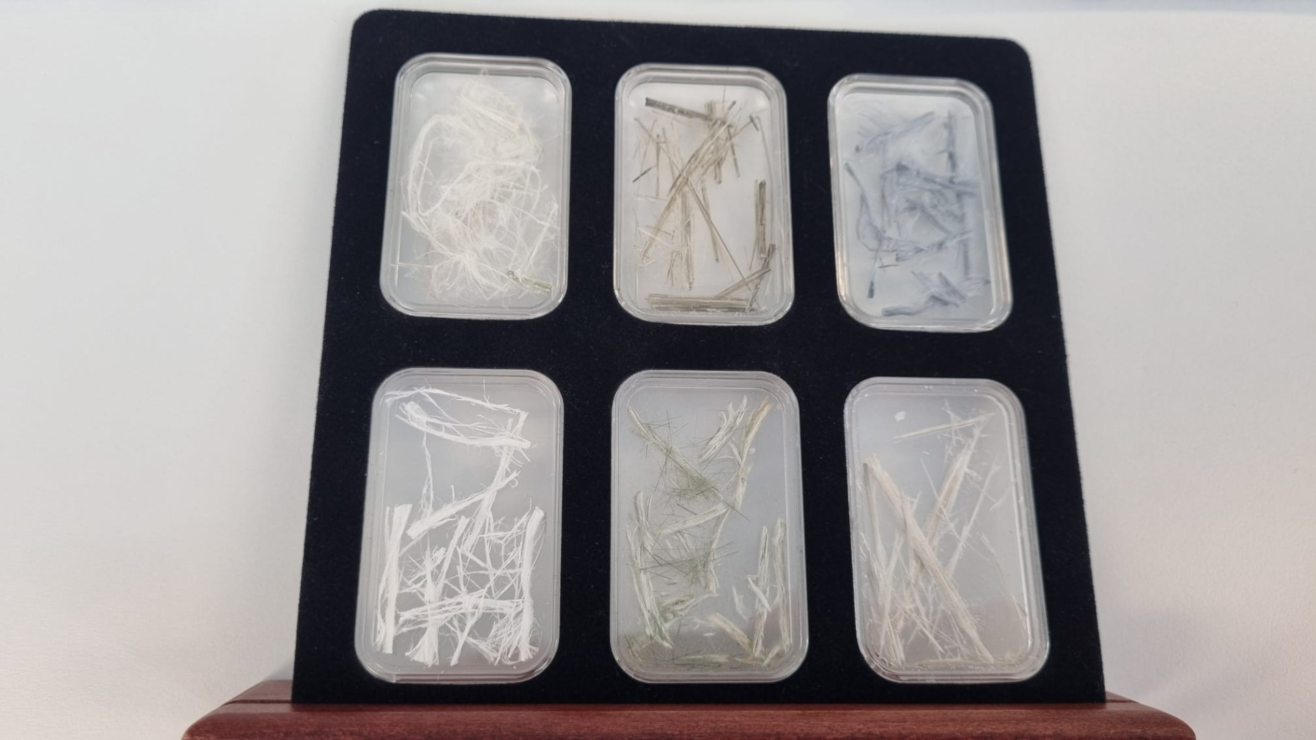 afbeelding: de 6 erkende asbestsoorten